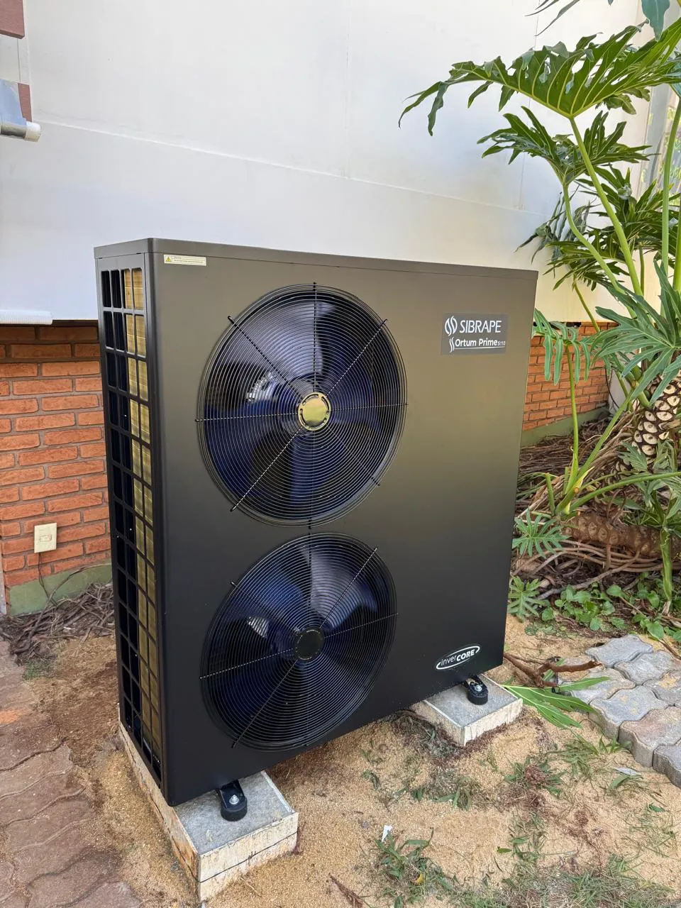 Bomba de calor Sibrape Ortum Prime S110 instalada em jardim