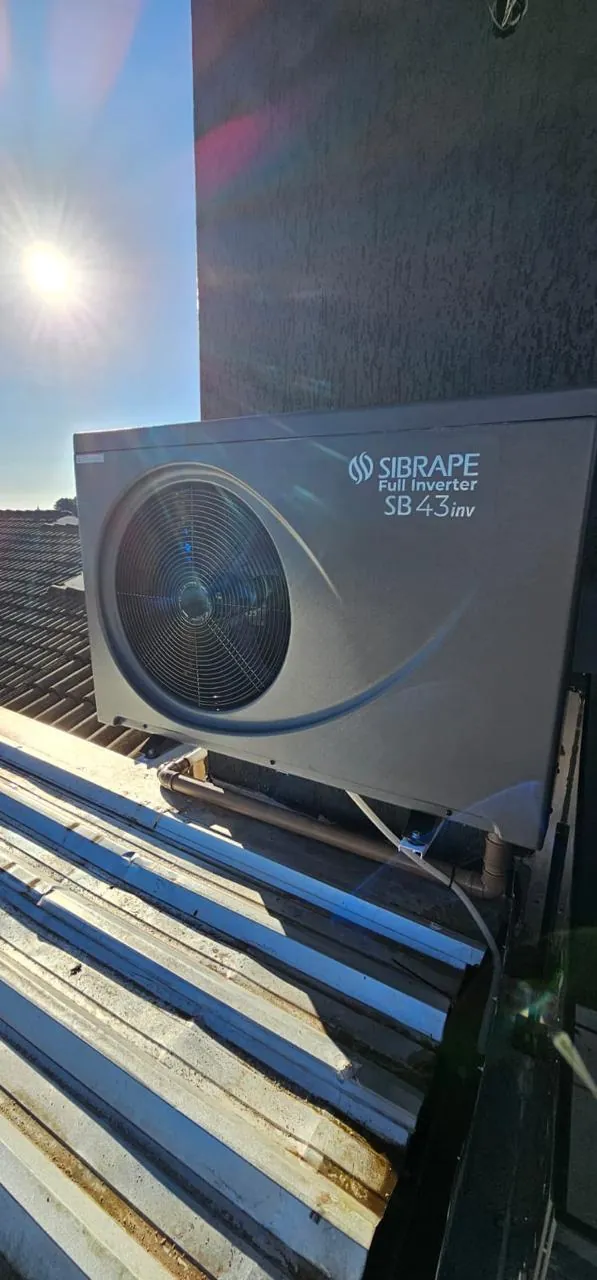 Bomba de calor Sibrape SB43inv instalada sobre telhado